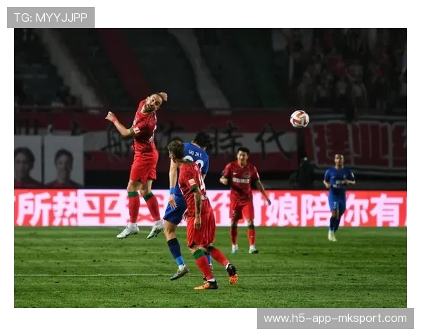 武汉三镇中场多线推进极其灵动，攻势层层叠加