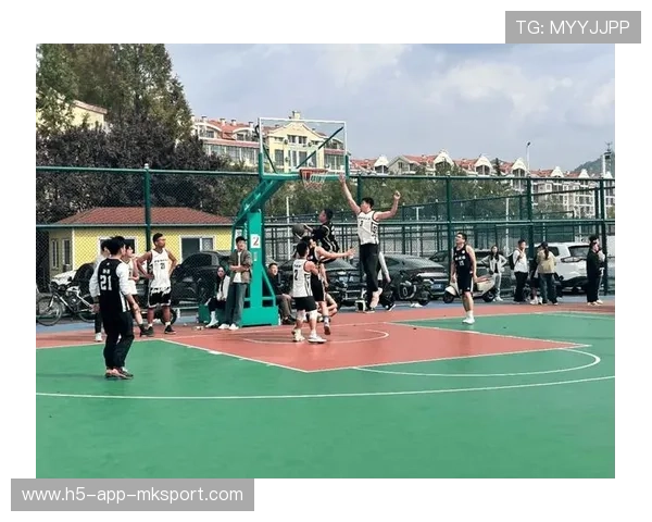 阳光水上篮球赛,激烈拼抢热情满满,水上公园篮球场